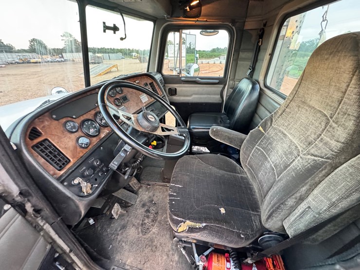 2001-peterbilt-385-image-10