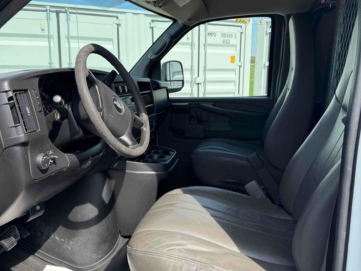 2010-chevrolet-cargo-van-image-17
