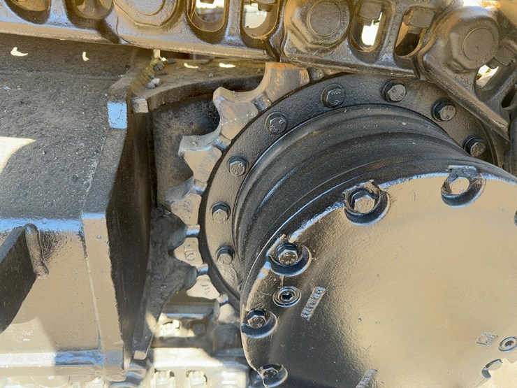 2010-deere-135d-image-27
