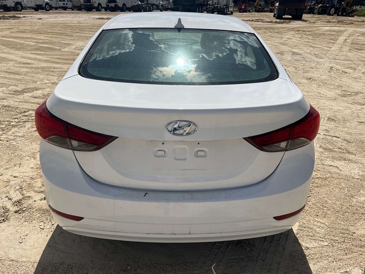 2015-hyundai-elantra-4-door-sedan-(177,178-miles)-image-3