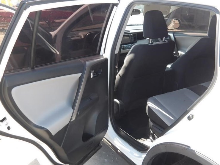 2017-toyota-rav4-xle-image-13