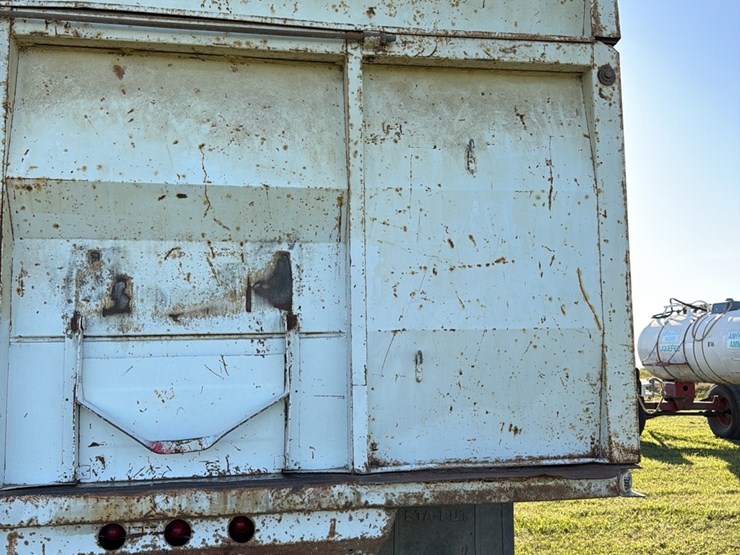 1973-tag-tandem-366-5+2,-motor-has-very-low-miles,-good-power,-roll-tarp,-truck-runs-and-operates-good-image-27