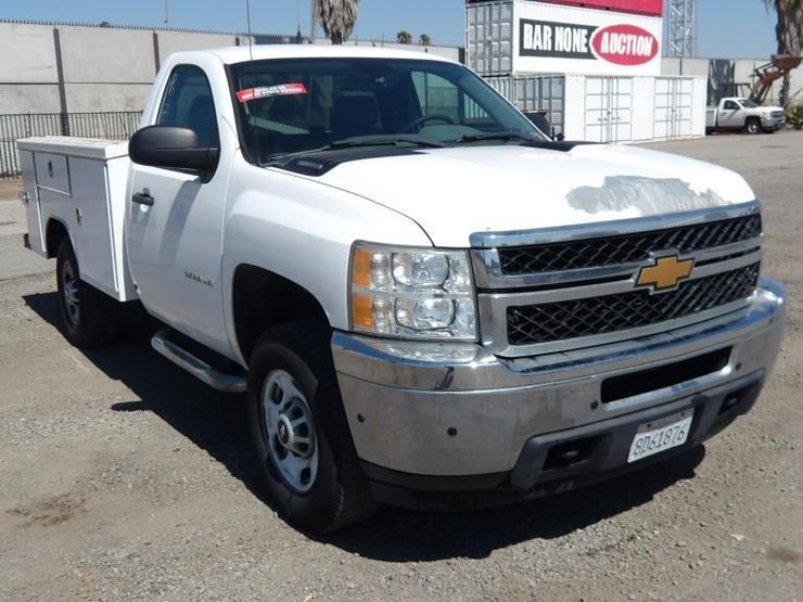 2013-chevrolet-silverado-utility-truck-image-3