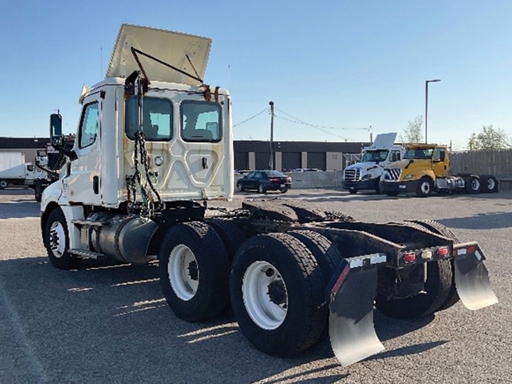 2019-freightliner-cascadia-126-image-2