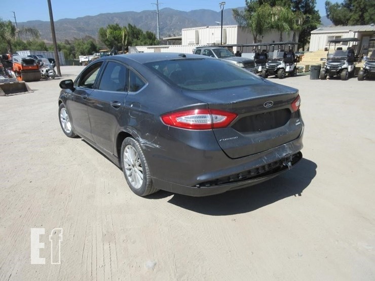 2016-ford-fusion-se-image-4