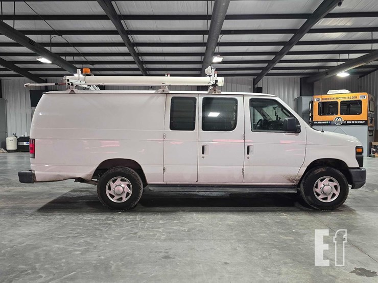 2013-ford-econoline-350-image-6