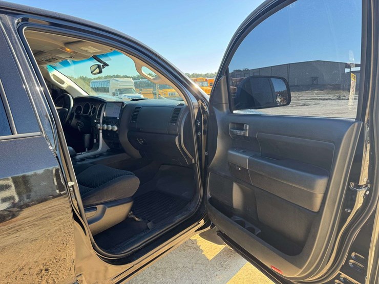 2011-toyota-tundra-sr5-image-15