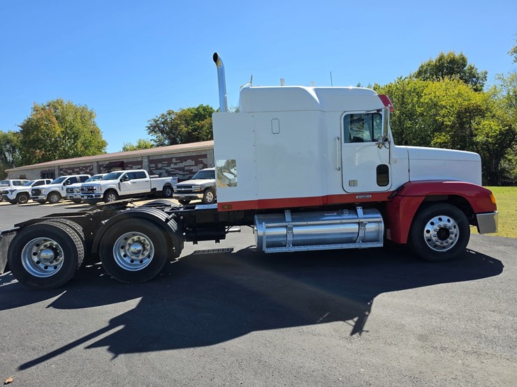 2001-freightliner-fld120-image-14
