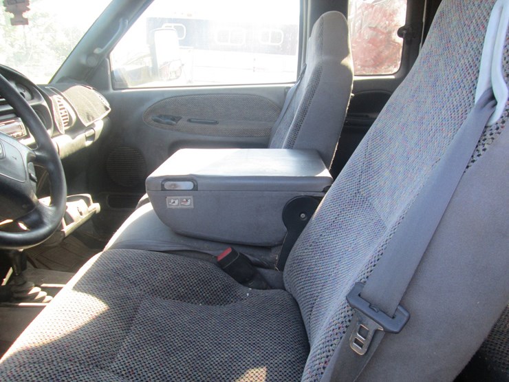 2001-dodge-3500-image-28