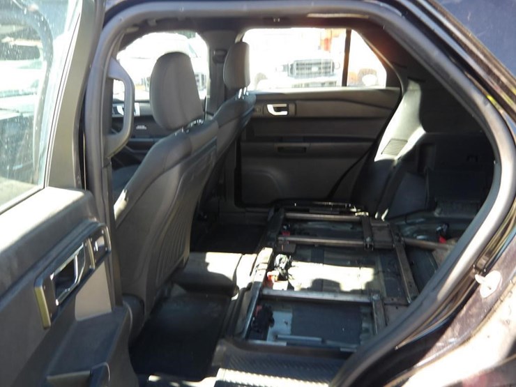2020-ford-explorer-image-21