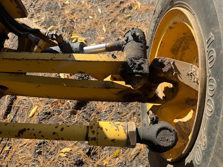 #3534-•-komatsu-gd305a-motor-grader-image-16