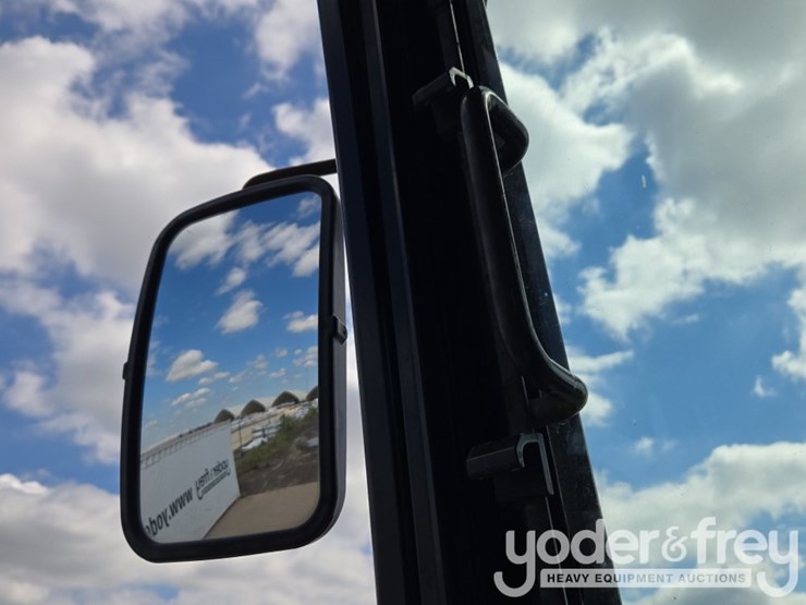2018-caterpillar-352-image-71