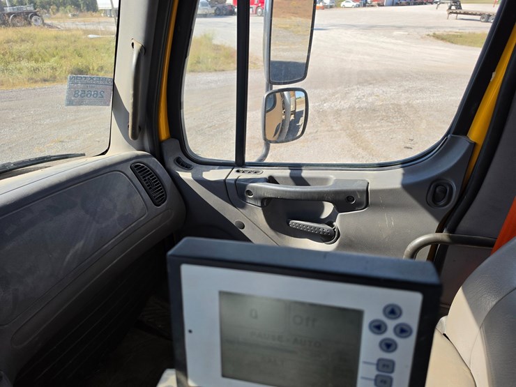 2011-freightliner-m2-106-image-76