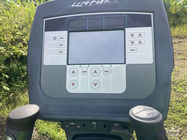 life-fitness-95x-elevation-series-elliptical-cross-trainer-image-5