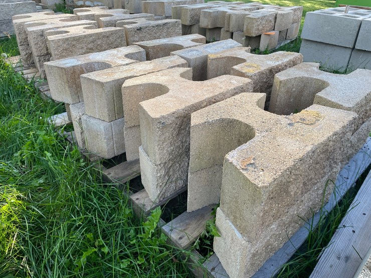 #3199-•-(2)-pallets-of-interlocking-concrete-retaining-wall-blocks-image-4