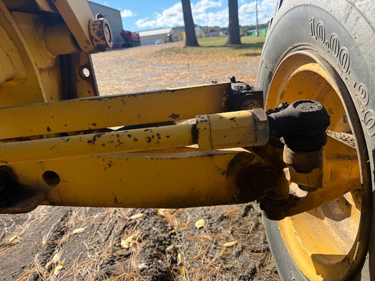 #3534-•-komatsu-gd305a-motor-grader-image-15