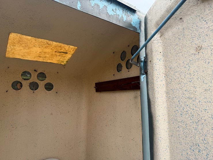 #4018-•-porta-potty-image-6