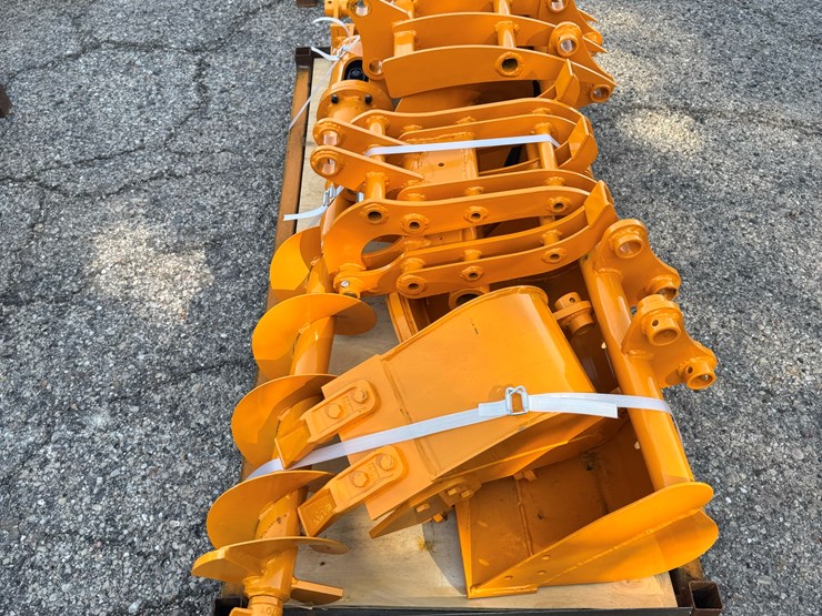 qty-(8)-cat-301-excavator-attachment-...-see-description-image-3
