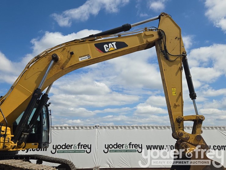 2018-caterpillar-352-image-31
