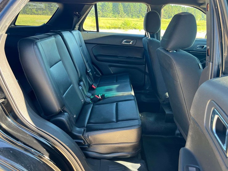 2015-ford-explorer-image-16