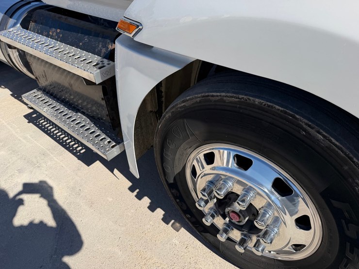 #1726-•-2019-western-star-day-cab-truck-tractor-image-23