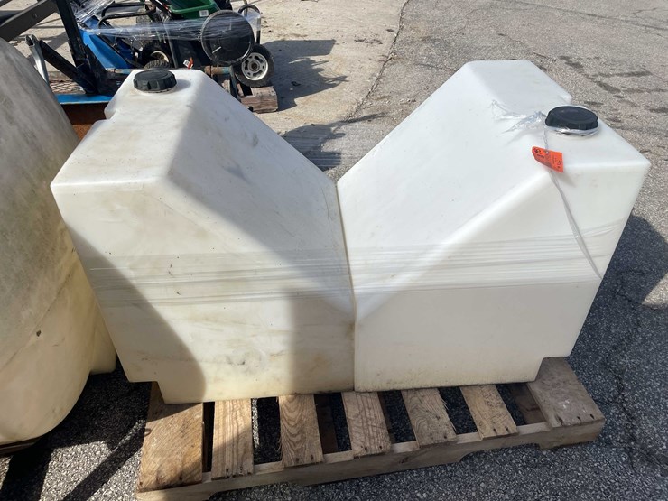 #1832-•-(2)-poly-tanks-image-5