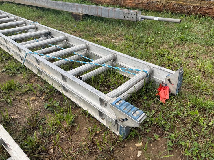 #4043-•-werner-aluminum-extension-ladder-image-2