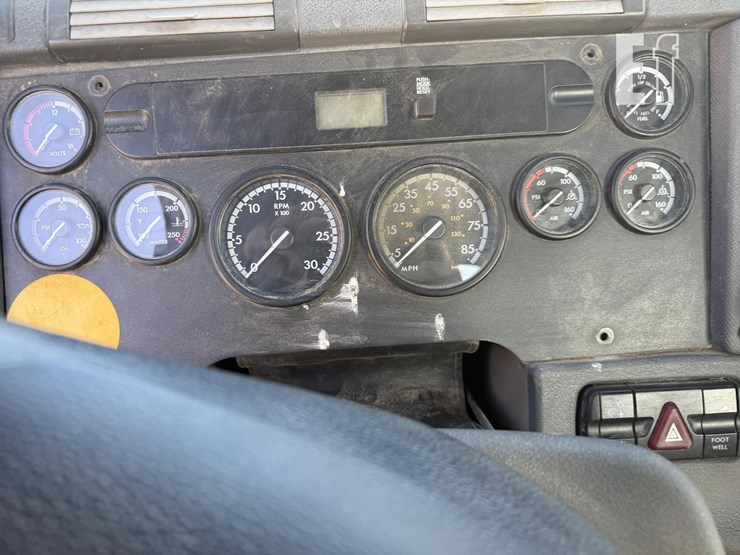 2009-freightliner-cascadia-125-image-20