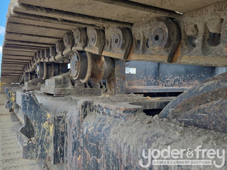2018-caterpillar-352-image-19