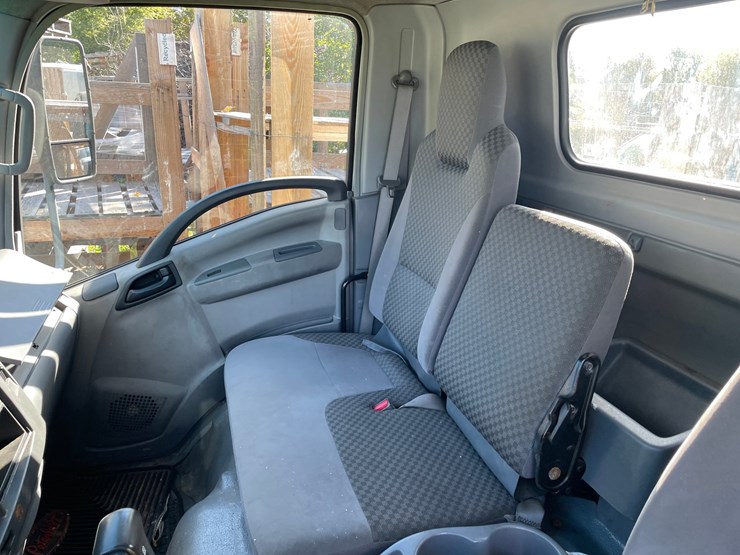 isuzu-nqr-image-33