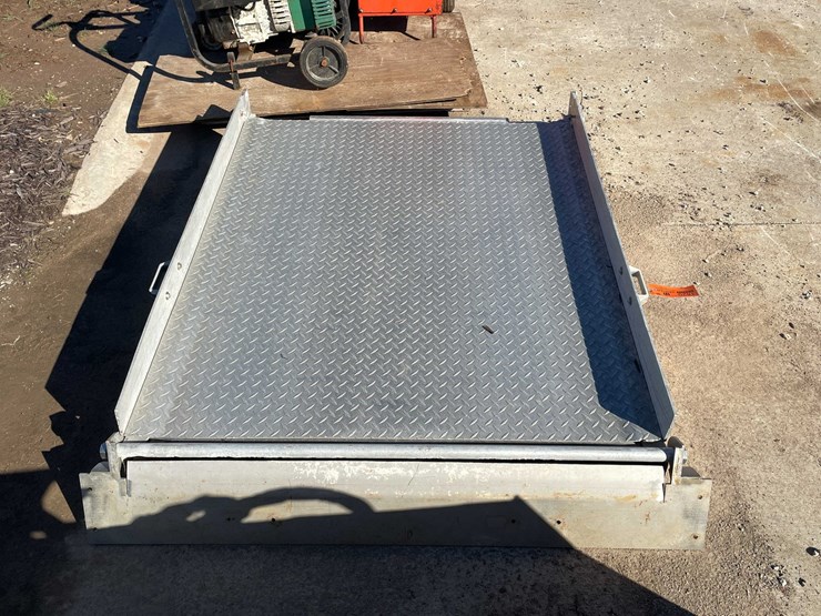 #1820-•-national-fleet-folding-aluminum-sprinter-van-ramp-image-3