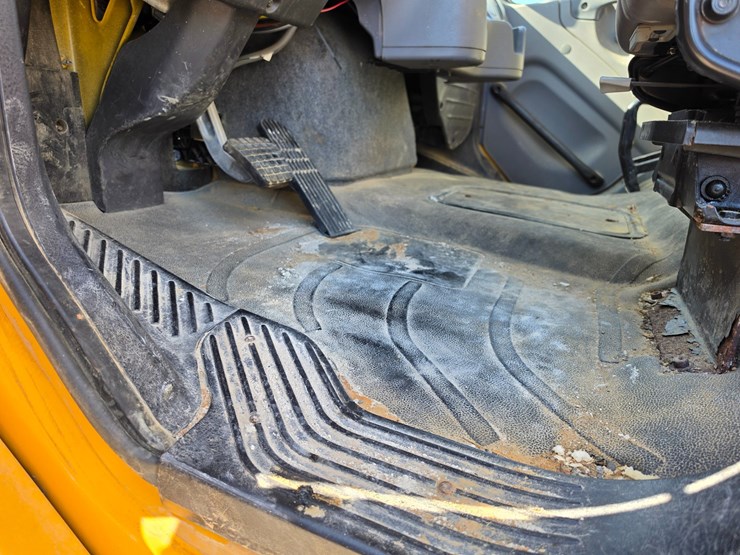 2011-freightliner-m2-106-image-75