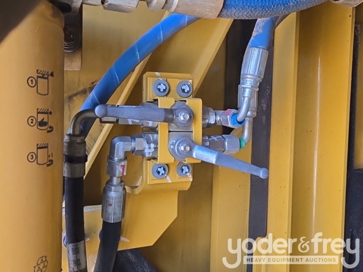 2019-caterpillar-352-image-46