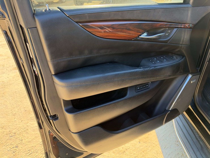2015-cadillac-escalade-image-9