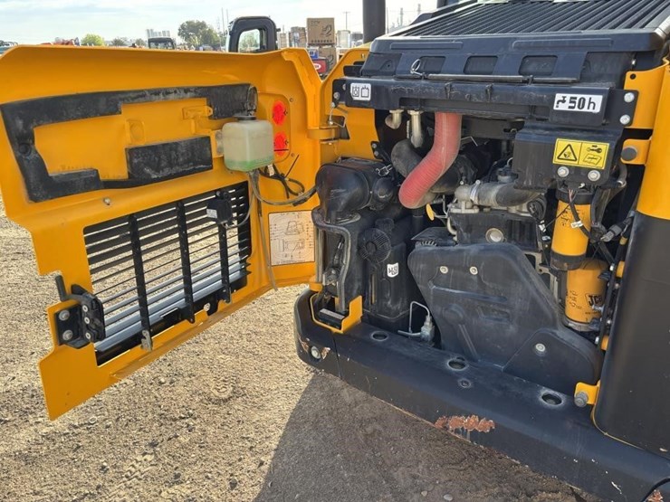 2021-jcb-3ts-8t-image-32