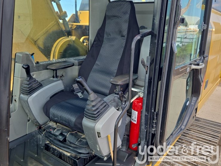 2018-caterpillar-352-image-73