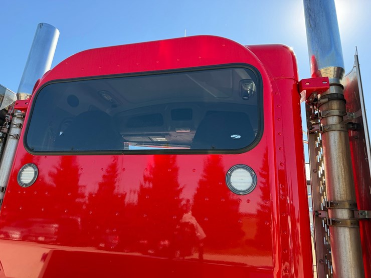 2020-peterbilt-389-image-29