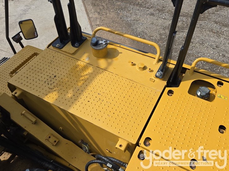 2019-caterpillar-352-image-75