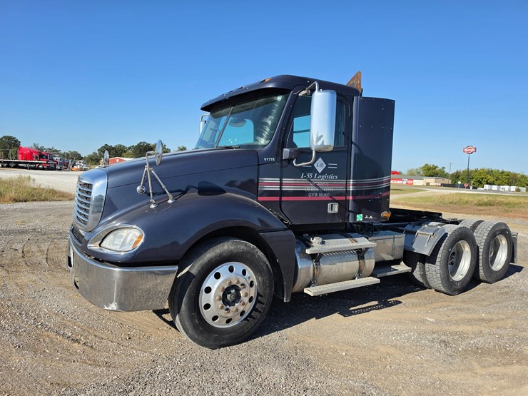 2016-freightliner-columbia-120-image-2