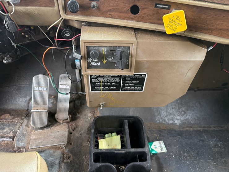 1984-mack-dm492s-image-50