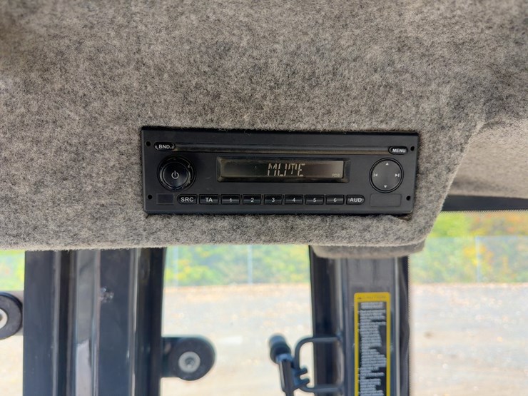 2017-deere-410l-image-26