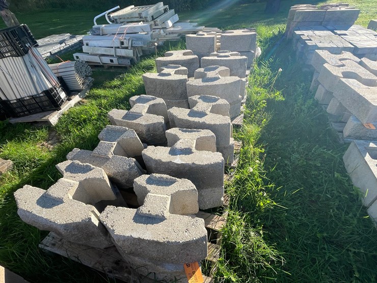 #3187-•-(3)-pallets-of-concrete-retaining-wall-blocks-image-1