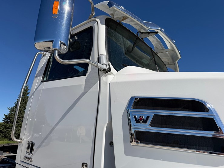 #1726-•-2019-western-star-day-cab-truck-tractor-image-24