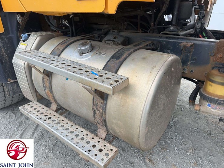 2015-freightliner-114sd-image-17