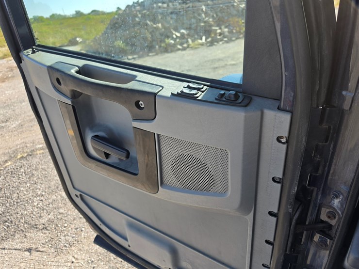 2016-freightliner-columbia-120-image-66