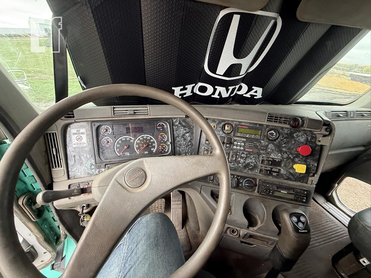 2002-freightliner-image-28