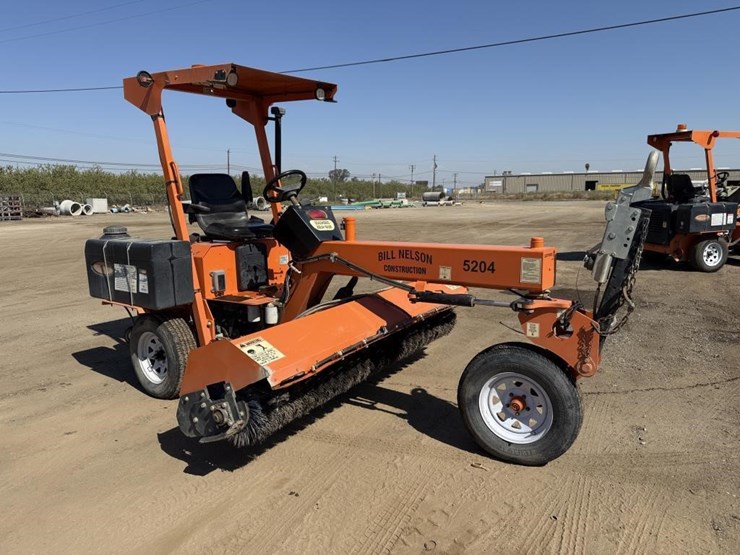 lay-mor-sm-300-3-wheel-broom-image-2