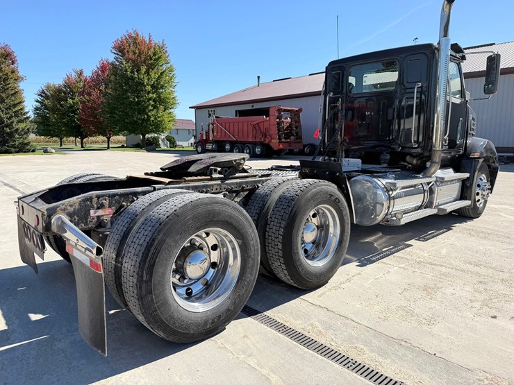 #1727-•-2020-western-star-day-cab-truck-tractor-image-5
