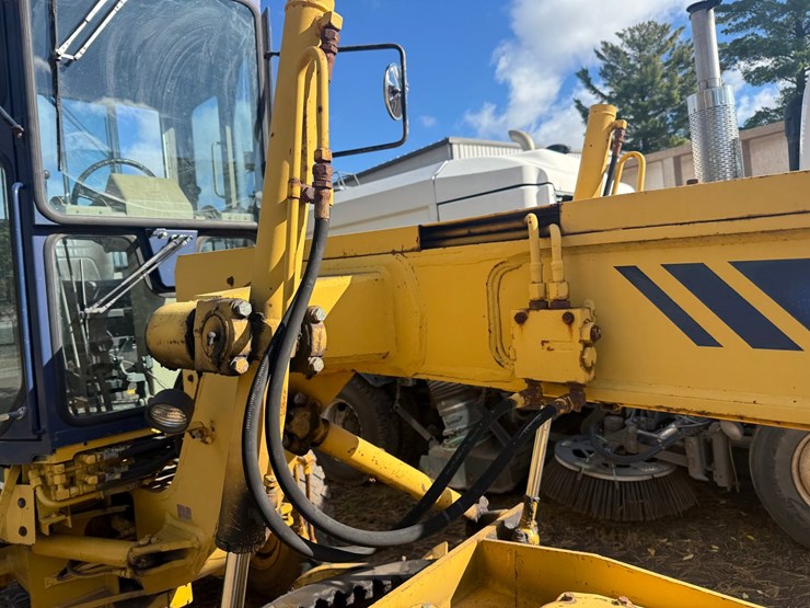 #3534-•-komatsu-gd305a-motor-grader-image-38