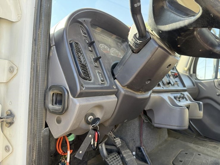 2016-freightliner-mechanics-truck-image-78